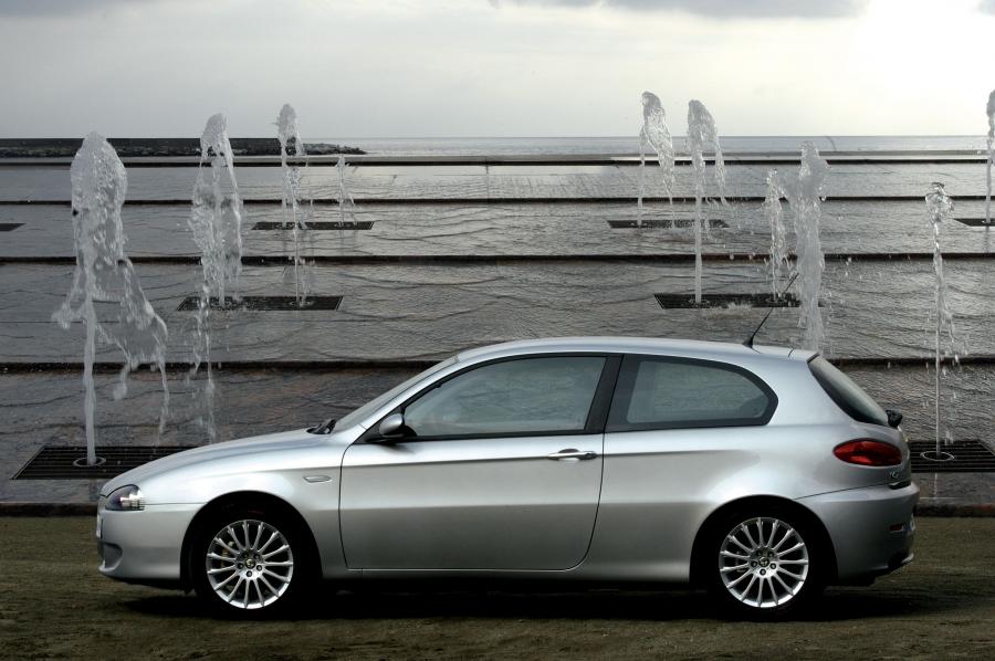  Alfa Romeo 147 3-Door (937A) 2004 года  (фото 35 из 48)